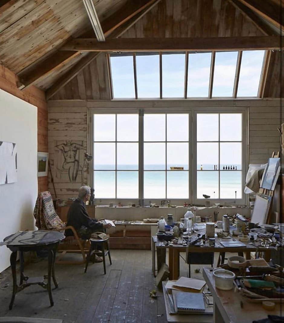 ハイディメリックのインスタグラム：「I think I’ve got a new design space. So excited! 🖤 (this is my inspo for it. It’s not full of dudes painting - but may be soon!)」