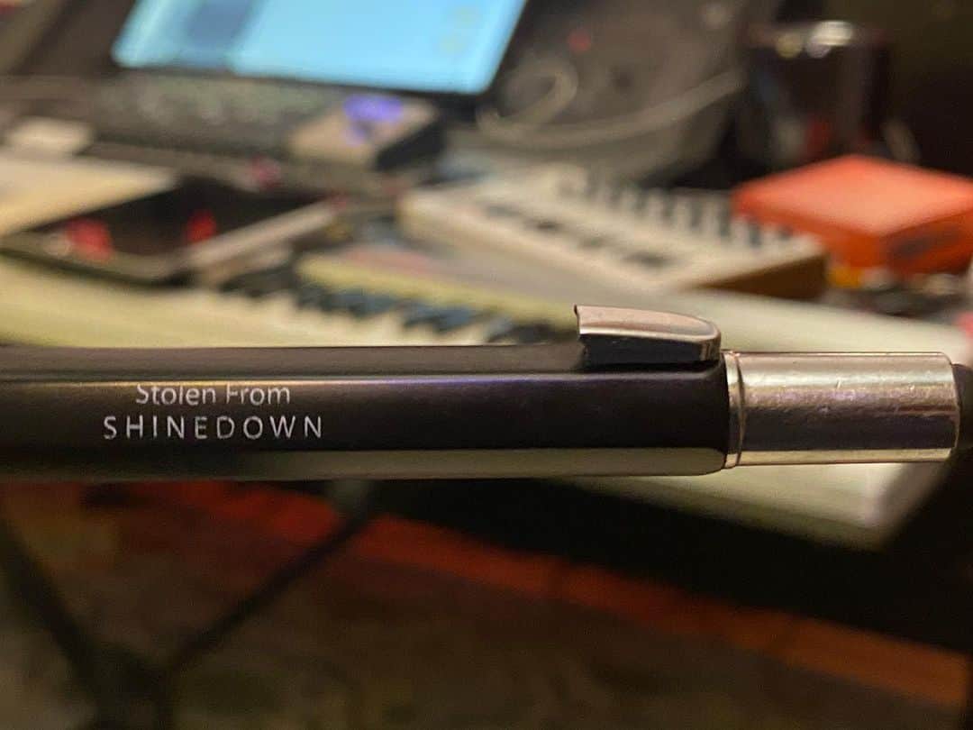 Shinedownさんのインスタグラム写真 - (ShinedownInstagram)「... @thebrentsmith my current writing ✍️ utensil... #stolenfromshinedown #studio #shinedown7 #southcarolina」11月15日 8時12分 - shinedown