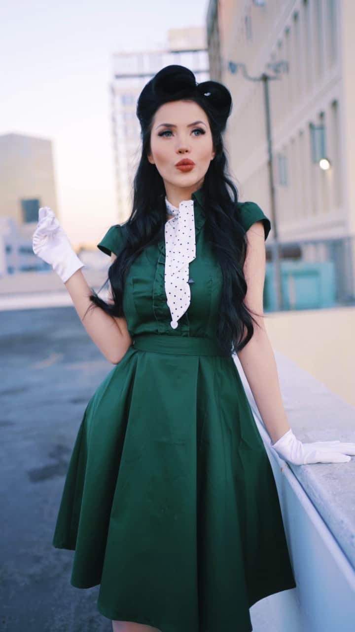 Claudia Alendeのインスタグラム：「This was the hardest hairstyle I ever attempted to do, maybe bc I never really do hairstyles and was the very first time I used a curling iron 😂 but vintage looks are so classy and the gloves are so cute 🥰 super fun to try! 💋 @BangEnergy Follow the inventor @bangenergy.ceo #energydrink #bangenergy #vintagelook #vintageoutfit」