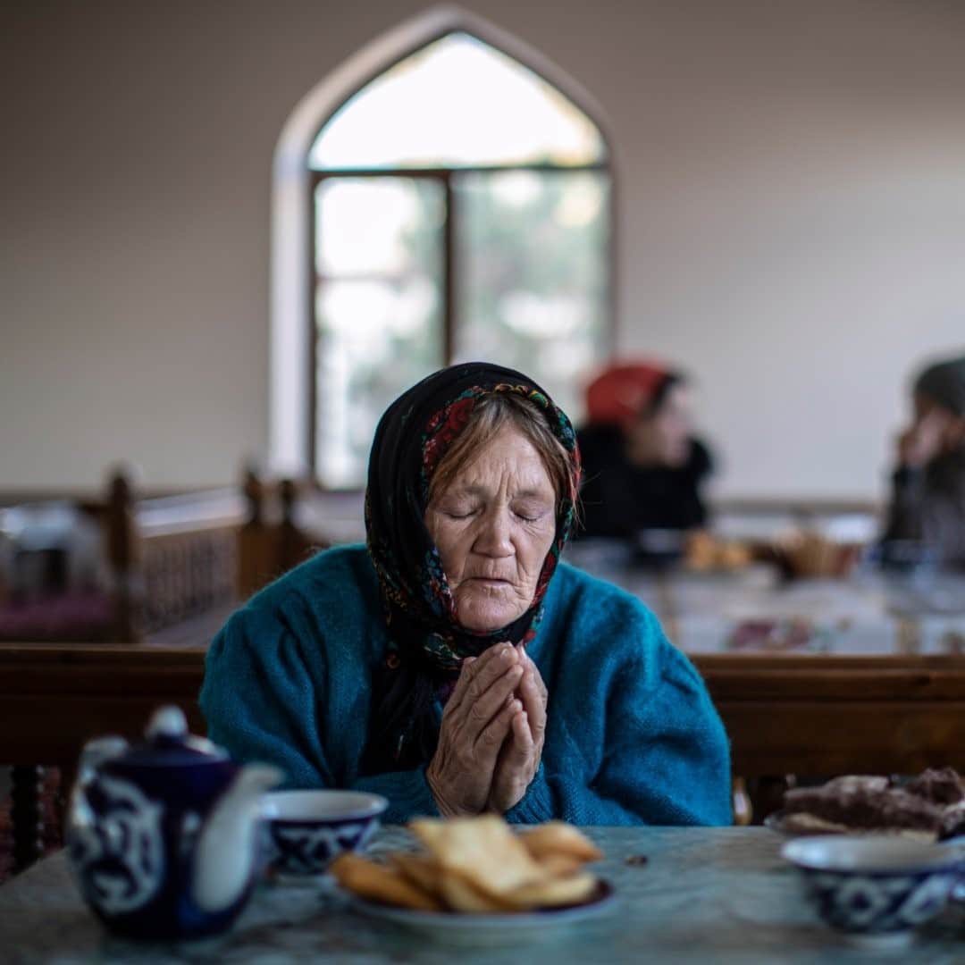 National Geographic Travelさんのインスタグラム写真 - (National Geographic TravelInstagram)「Photo by Muhammed Muheisen @mmuheisen / This is Rimma, an Uzbek woman I met and photographed last November while she was having her lunch in the Zangiota Complex in Tashkent, Uzbekistan. One of the things that I love about what I do is meeting people along the way like Rimma who melt my heart. I like to find heartwarming hospitality, deep history, and culture in one place.  For more photos and videos from different parts of the world, follow me @mmuheisen and @mmuheisenpublic. #muhammedmuheisen #Uzbekistan #Tashkent #Zangiota」11月15日 8時36分 - natgeotravel