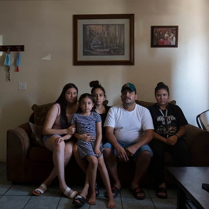 のインスタグラム：「Photo by Karla Gachet @kchete77 / Mardonio Solorio poses for a portrait with his daughters, in Fresno, California. He was affected by a heat stroke in 2008 while working in the fields. Then about a year ago, he also got sprayed when a neighboring farm fumigated its crops next to the field where he and daughter Addilene (19, far right) were working. He has respiratory problems as a result. #HEAT #migrantfarmworkers #CentralValley」