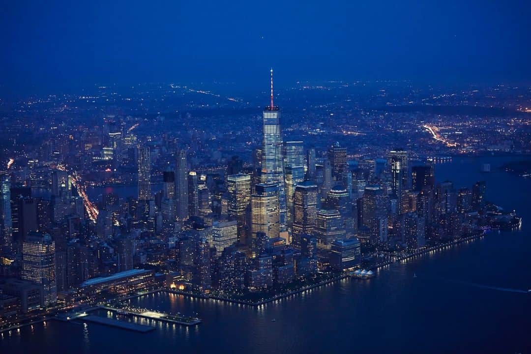 nyonairさんのインスタグラム写真 - (nyonairInstagram)「🎁New York City covered in lights! Can't beat this view! ✨ . . Buy Now, Schedule Later! Valid for 2 years. . . @flynyon @nyonair @nyonstudio #flynyon #nyonair #nychelicopter #helicopter #newyorkcity #nyc #nycprimeshot #manhattan #icapture_nyc #newyork_ig #ig_nycity #nycgo」11月15日 8時30分 - nyonair