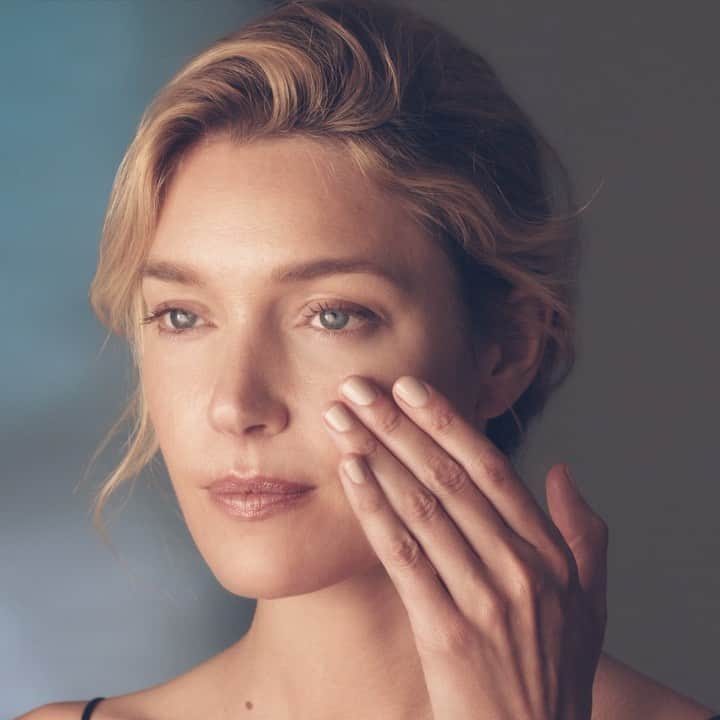ドゥラメールのインスタグラム：「Renewal at the double. This sumptuous Double Melt Balm™ cocoons skin in comforting renewal at first touch. A second melt infuses a dose of healing hydration during slumber when skin is most receptive to repair to imbue it with youthful radiance. #GenaissancedelaMer」