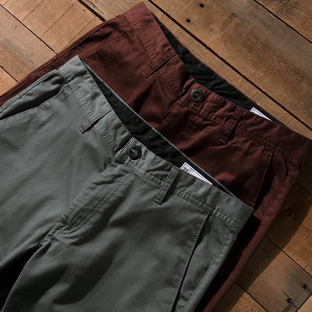 ボルコムのインスタグラム：「Nothing like absolute classics in new colors!  Which Frickin Chino pant are you getting?!  👉  vol.cm/pants 👈」