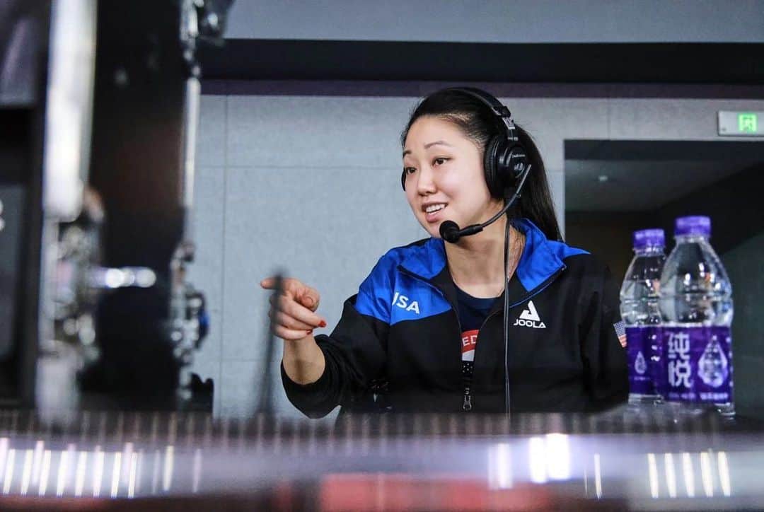 リリー・チャンのインスタグラム：「Getting a little taste of what it feels like on the other side of the camera 🎥 Was a little nervous commenting such high-level matches for the first time, but I had such a great time commentating the Men’s World Cup Quarterfinals! @adambobrow I need some tips 🙈🙏   PC: Lu Lin  #RESTART #ITTFWorldCup #TableTennis #pingpong」
