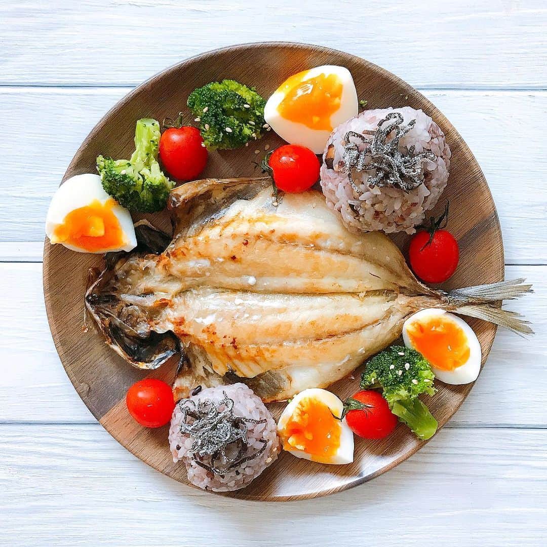 岩佐しおりのインスタグラム：「✔️🐟🐟 ・ おはようございます☀ 今朝はホッケの干物〜🎵 低カロリー高タンパク低脂質✨ 美味しいしダイエット向きで 最近重宝してます🥰🥰 でわ、皆さんよい休日を🌈 ・ ◎ホッケの干物 ◎十六穀米おにぎり ◎ゆで卵 ◎ブロッコリー ◎プチトマト ・ #しおごはん #朝ごはん #ワンプレート #ダイエット #魚 #和食」