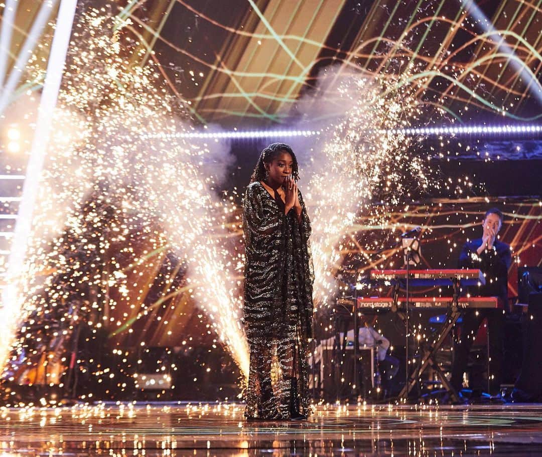 オリー・マーズのインスタグラム：「Your Winner of The Voice 2020! Oh. My. God. We did it Blessing!! Your Voice is just crazy good for someone so young! The future is yours, record deal incoming and new music coming out next year Jheeeez 🙌🏻 #teamolly #doublechamp 🤪🙌🏻👏🏻」