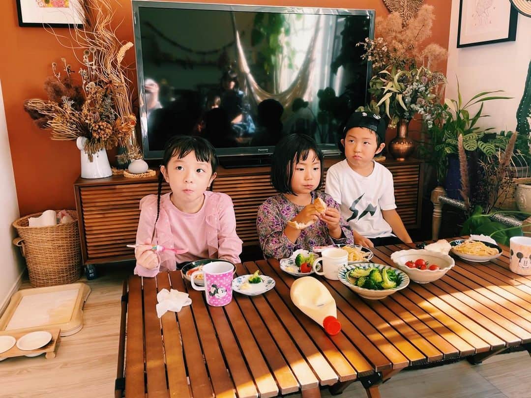 EMIのインスタグラム：「⭐︎ 子供達久しぶりの再会♡ まみちゃん手作りの美味しいご飯に楽しいお遊び 途中インスタライブやったり… 何とも楽しい時間☺️ 帰り道はぐっすりな娘でした。 みんなありがとう❤️」