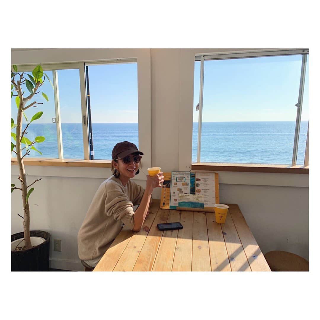 土井地恵理子さんのインスタグラム写真 - (土井地恵理子Instagram)「こないだのmy Birthday 昼間は海へ。  友達ががサーフィン体験して 海の上で幸せな時間をshareできたり ともちん @tinytmo と 大好きな　@sunriseshackjapan  行ったり☕️ そしてこの天気🌞  　 40代の始まりは最高だった👌🏻  #surf #aftersurf #sunriseshackjapan #サーフィン #稲村ヶ崎　#湘南　#happy #良い選択ができた日」11月15日 8時47分 - ericodoiji
