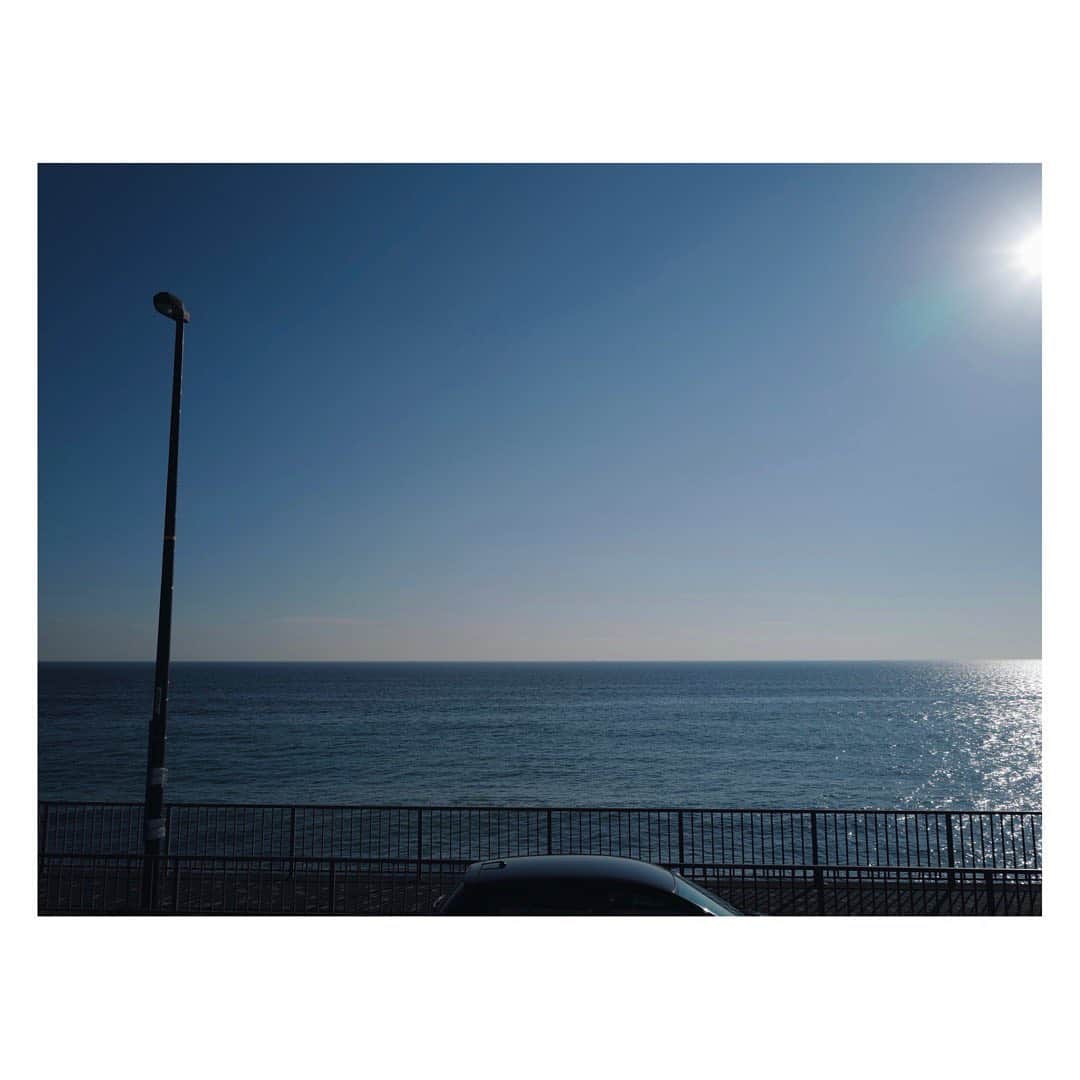 土井地恵理子さんのインスタグラム写真 - (土井地恵理子Instagram)「こないだのmy Birthday 昼間は海へ。  友達ががサーフィン体験して 海の上で幸せな時間をshareできたり ともちん @tinytmo と 大好きな　@sunriseshackjapan  行ったり☕️ そしてこの天気🌞  　 40代の始まりは最高だった👌🏻  #surf #aftersurf #sunriseshackjapan #サーフィン #稲村ヶ崎　#湘南　#happy #良い選択ができた日」11月15日 8時47分 - ericodoiji