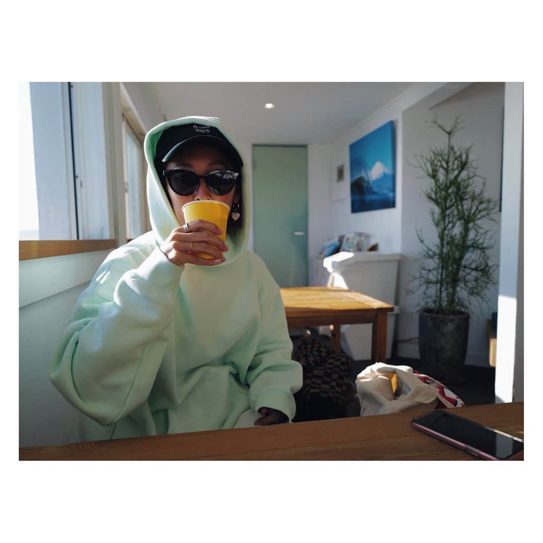 土井地恵理子さんのインスタグラム写真 - (土井地恵理子Instagram)「こないだのmy Birthday 昼間は海へ。  友達ががサーフィン体験して 海の上で幸せな時間をshareできたり ともちん @tinytmo と 大好きな　@sunriseshackjapan  行ったり☕️ そしてこの天気🌞  　 40代の始まりは最高だった👌🏻  #surf #aftersurf #sunriseshackjapan #サーフィン #稲村ヶ崎　#湘南　#happy #良い選択ができた日」11月15日 8時47分 - ericodoiji