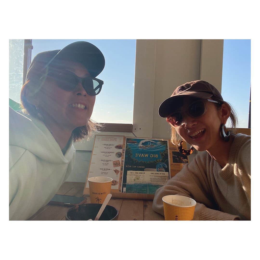 土井地恵理子さんのインスタグラム写真 - (土井地恵理子Instagram)「こないだのmy Birthday 昼間は海へ。  友達ががサーフィン体験して 海の上で幸せな時間をshareできたり ともちん @tinytmo と 大好きな　@sunriseshackjapan  行ったり☕️ そしてこの天気🌞  　 40代の始まりは最高だった👌🏻  #surf #aftersurf #sunriseshackjapan #サーフィン #稲村ヶ崎　#湘南　#happy #良い選択ができた日」11月15日 8時47分 - ericodoiji