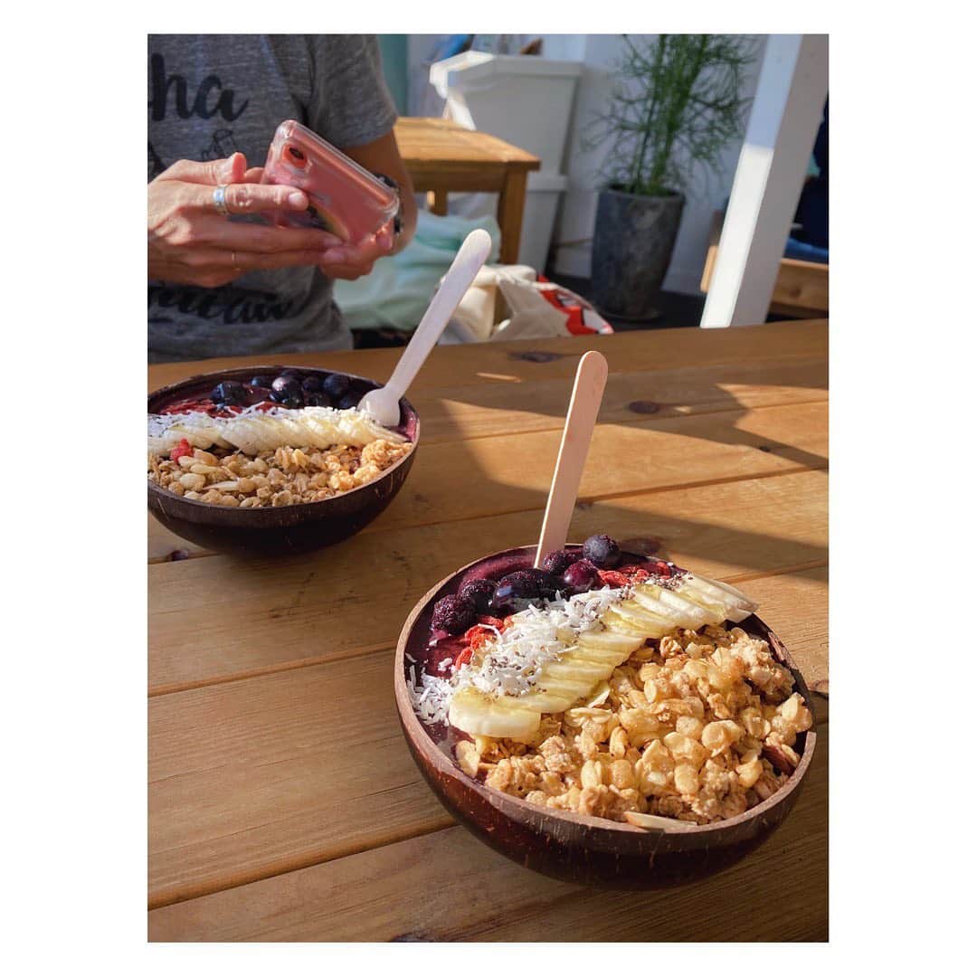 土井地恵理子さんのインスタグラム写真 - (土井地恵理子Instagram)「こないだのmy Birthday 昼間は海へ。  友達ががサーフィン体験して 海の上で幸せな時間をshareできたり ともちん @tinytmo と 大好きな　@sunriseshackjapan  行ったり☕️ そしてこの天気🌞  　 40代の始まりは最高だった👌🏻  #surf #aftersurf #sunriseshackjapan #サーフィン #稲村ヶ崎　#湘南　#happy #良い選択ができた日」11月15日 8時47分 - ericodoiji