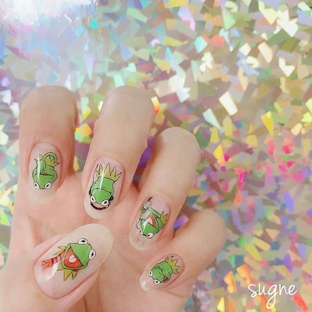 ネイル アイ サロン スグネのインスタグラム：「staff nail 🐸  #staffnail #sugne #nail  #nailart #ネイル #ネイルデザイン #カジュアルネイル #ショートネイル #ネイル #ニュアンスネイル #ニュアンスアート #大人っぽいネイル #高田馬場ネイル #高田馬場 #네일 #네일스타그램 #カーミット　#カーミットネイル」