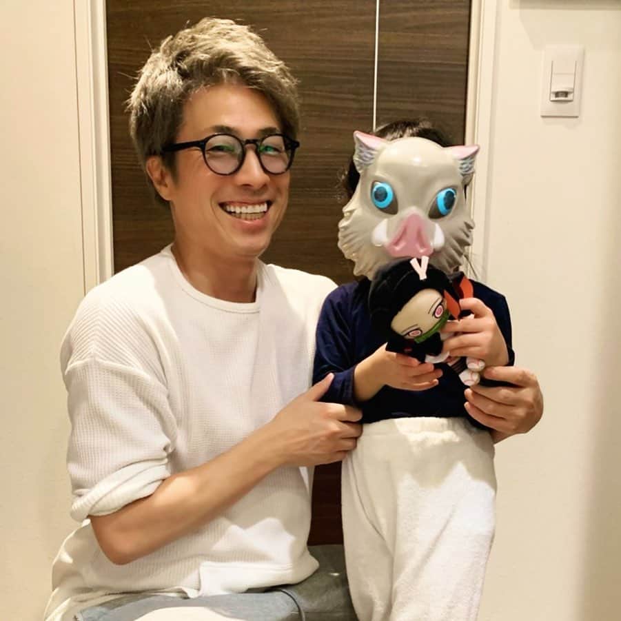 田村淳のインスタグラム：「鬼滅の刃にハマってる娘 伊之助のお面をお土産に帰ったら まさかの禰豆子のがいい！ 伊之助はいやだ！と言ってたのに 10分後にはお面つけてご満悦^_^  今度は禰豆子買ってきてねと言われたよ  みんなは鬼滅の刃で好きなキャラクターは誰ですか？  #伊之助を猪之助と書いてしまうよね」