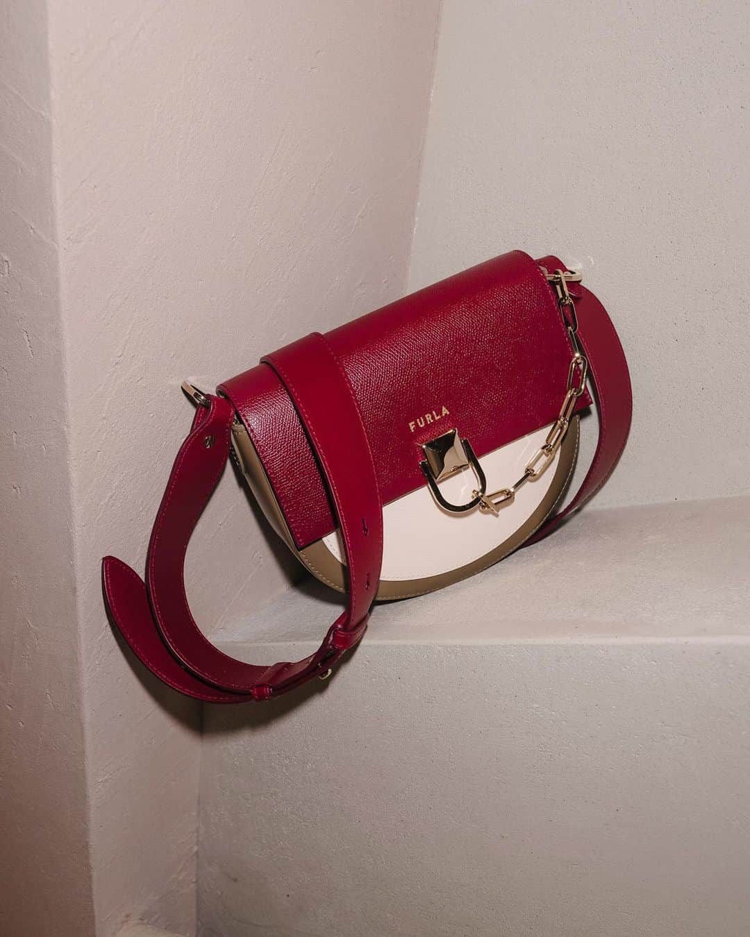 フルラのインスタグラム：「Wish list must-add.  Color block for the upcoming Holiday Season.  #thefurlasociety #furlafeeling #furlagift #newcollection #furla #accessories #fashion」
