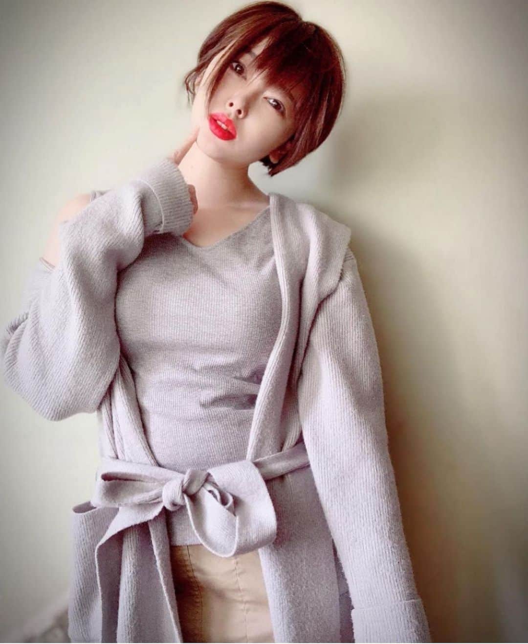 ちゃたさんのインスタグラム写真 - (ちゃたInstagram)「simplefashion @discoat_official  @vis_jp   エクステとると短いよ。まだとってないけど。  家事終わった。ソファやっと吸われます😄✨ほっと一息！！ほっとドリンク飲もう☕️  #カーディガン #ガウン #ロングスカート #elegant#fashionista #womanfashion #fashion#gray#beige#simplefashion #シンプルコーデ #大人綺麗#きれいめコーデ #30代ファッション #30代コーデ #大人女子#お洒落#ファッション#コーデ#服好きな人と繋がりたい #レディースファッション #ヌーディー#ショートヘア #大人キレイ#mama#落ち着いた雰囲気 #gorgeous#womanfashion #ぽっちゃり女子 #体型カバー」11月15日 20時06分 - c.h.a.t.a.13