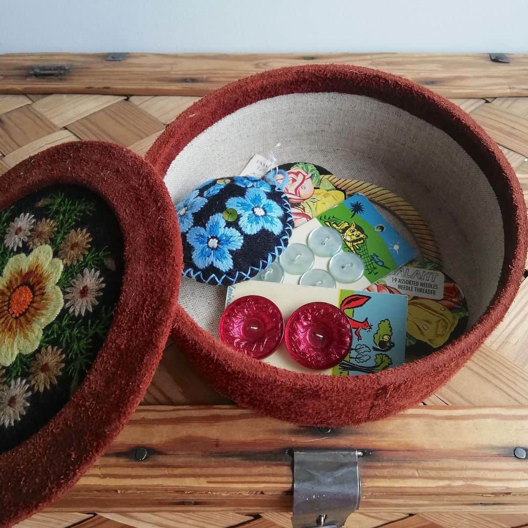 手紙社さんのインスタグラム写真 - (手紙社Instagram)「【「新しいオンラインフェスティバル・布博」出展者紹介：Bahar】﻿ モンゴルのカザフ刺繍、トルコの絨毯織り、ミャンマーの手織り。機械化によって姿を消しつつある世界の手工芸を未来に残すため、ワークショップの開催や手芸用品の販売を行うブランド「Bahar（@bahar_kazue）」。主宰の春日一枝さんと一緒に、手仕事が生まれた物語に思いを馳せてみましょう。﻿ ﻿ ▶︎詳細はプロフィール「@textilefabrics」のリンクより公式サイトへ！﻿ ﻿ ＜「新しいオンラインフェスティバル・布博」開催概要＞﻿ 出展者によるオンラインミーティング開催期間：2020年12月14日（月）〜19日（土）﻿ オンラインショップ開設期間：2020年12月14日（月）〜26日（土）﻿ ※出展者によって開設期間が異なります﻿ 会場：新しいオンラインフェスティバル・布博 公式サイト﻿ ﻿ ◎「新しいオンラインフェスティバル・布博」は3本立て！﻿ 1. オンラインミーティング（番組）﻿ 出展者のアトリエ紹介や制作工程、作品への愛などを出展者からリアルタイムで直接聞くことができる番組を配信。﻿ 2. オンラインショッピング﻿ 出展者による新作や、ここでしか買えない限定作品、もちろん、定番商品も購入することができます！﻿ 3. ライブ番組﻿ ミーティング最終日に豪華アーティストによる音楽ライブや、スタイリストによるファッションコーディネートやお悩み相談会を生中継でお届けします！﻿ ﻿ #手紙社#手紙舎#tegamisha#布博#nunohaku#zoom#zoom講座#オンライン講座#オンラインイベント#オンライン#オンライン配信#オンライン開催#新しいオンラインフェスティバル#新しいオンラインフェスティバル布博#Bahar #刺繍」11月15日 19時59分 - tegamisha