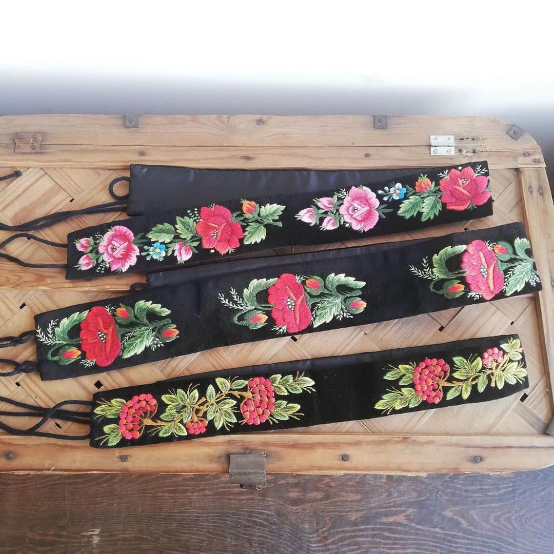 手紙社さんのインスタグラム写真 - (手紙社Instagram)「【「新しいオンラインフェスティバル・布博」出展者紹介：Bahar】﻿ モンゴルのカザフ刺繍、トルコの絨毯織り、ミャンマーの手織り。機械化によって姿を消しつつある世界の手工芸を未来に残すため、ワークショップの開催や手芸用品の販売を行うブランド「Bahar（@bahar_kazue）」。主宰の春日一枝さんと一緒に、手仕事が生まれた物語に思いを馳せてみましょう。﻿ ﻿ ▶︎詳細はプロフィール「@textilefabrics」のリンクより公式サイトへ！﻿ ﻿ ＜「新しいオンラインフェスティバル・布博」開催概要＞﻿ 出展者によるオンラインミーティング開催期間：2020年12月14日（月）〜19日（土）﻿ オンラインショップ開設期間：2020年12月14日（月）〜26日（土）﻿ ※出展者によって開設期間が異なります﻿ 会場：新しいオンラインフェスティバル・布博 公式サイト﻿ ﻿ ◎「新しいオンラインフェスティバル・布博」は3本立て！﻿ 1. オンラインミーティング（番組）﻿ 出展者のアトリエ紹介や制作工程、作品への愛などを出展者からリアルタイムで直接聞くことができる番組を配信。﻿ 2. オンラインショッピング﻿ 出展者による新作や、ここでしか買えない限定作品、もちろん、定番商品も購入することができます！﻿ 3. ライブ番組﻿ ミーティング最終日に豪華アーティストによる音楽ライブや、スタイリストによるファッションコーディネートやお悩み相談会を生中継でお届けします！﻿ ﻿ #手紙社#手紙舎#tegamisha#布博#nunohaku#zoom#zoom講座#オンライン講座#オンラインイベント#オンライン#オンライン配信#オンライン開催#新しいオンラインフェスティバル#新しいオンラインフェスティバル布博#Bahar #刺繍」11月15日 19時59分 - tegamisha