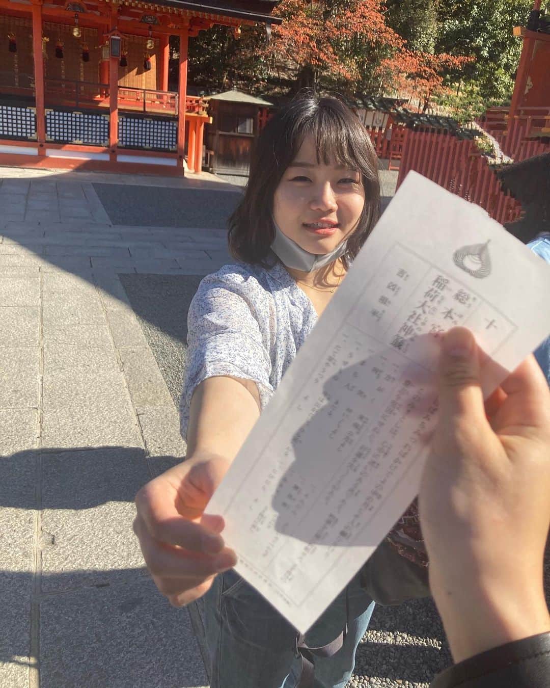 小武芽生のインスタグラム：「ジャパンツアー後に少しだけ京都観光を妹と。  おみくじ末吉だったけど、 願い事・叶う 失せ物・出てくる 待ち人・現る 病気・治る らしいからもう大吉並みの良い事しかなさそう✌️  #京都#伏見稲荷大社」