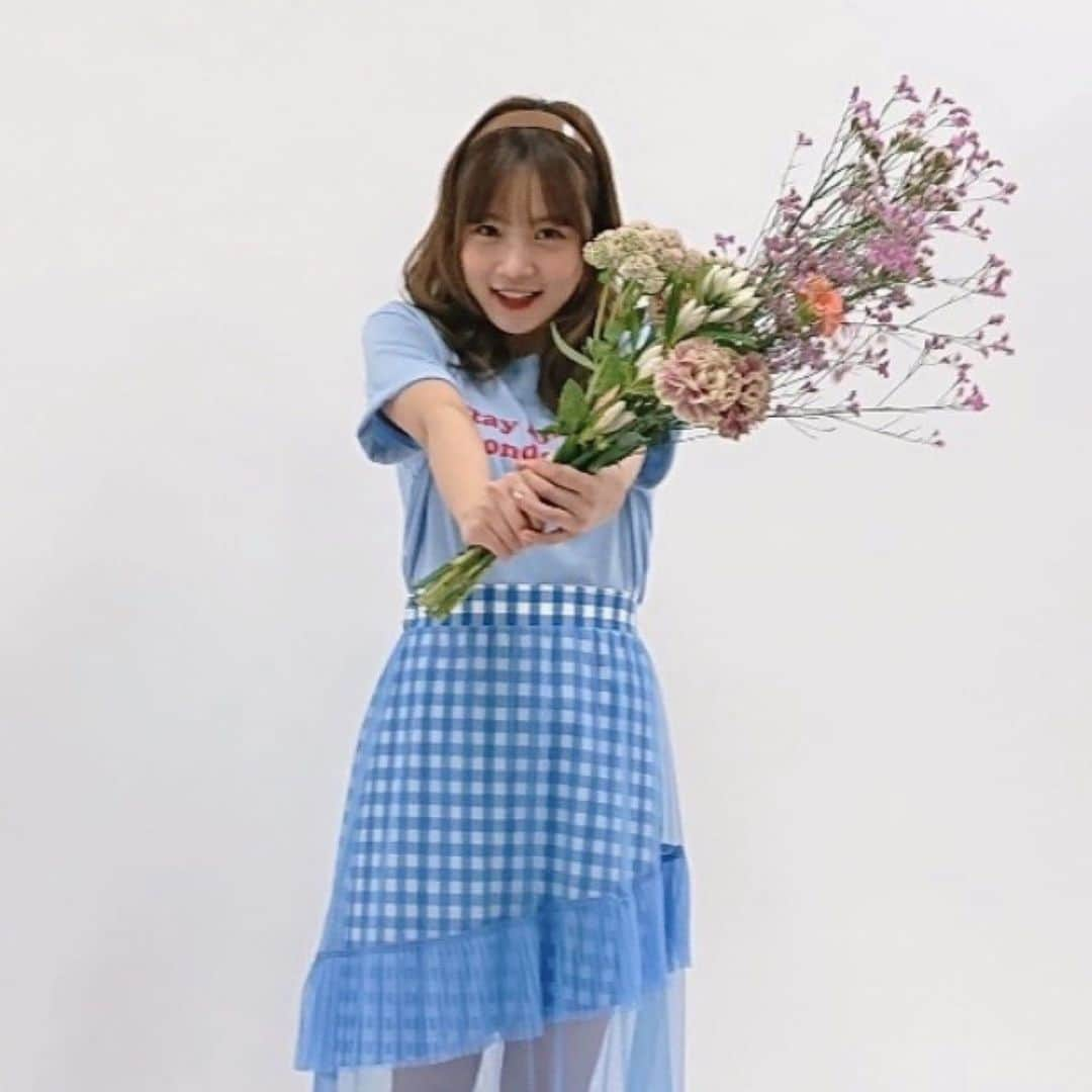 稲場愛香さんのインスタグラム写真 - (稲場愛香Instagram)「💐﻿ ﻿ お花どーーぞっ!!!﻿ ﻿ ﻿ ﻿ #juicejuice #稲場愛香 #まなかん #アイドル #idol ﻿ #お花 #花のある暮らし #花束 #みなさんに #どーぞ ﻿ #なんでちょっと悪い顔してるんだろう 笑﻿ #がんばりまなかん 🌼」11月15日 20時00分 - manaka_inaba.official