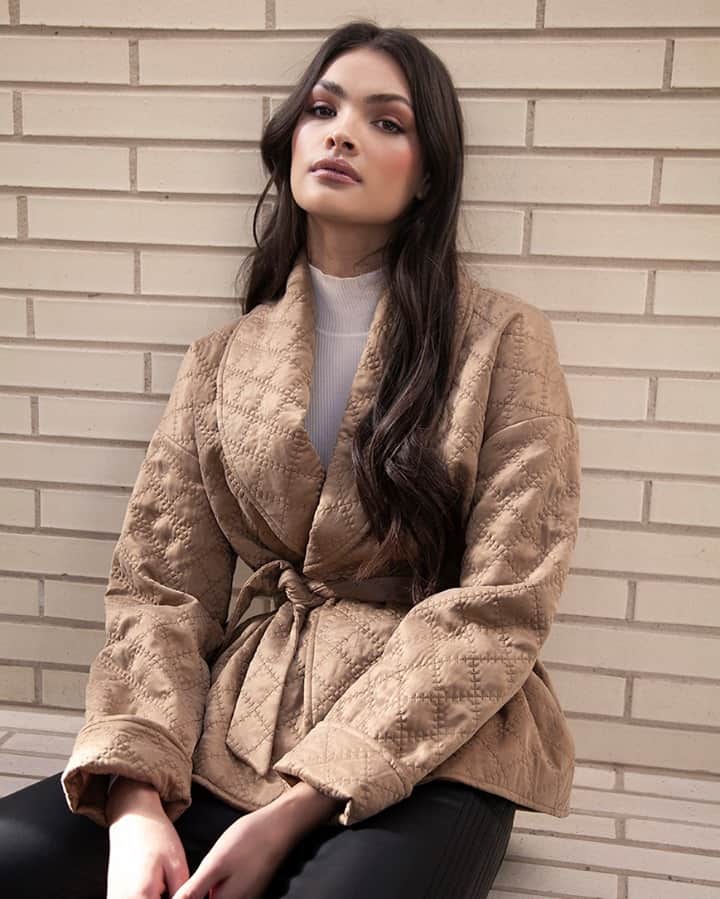 クーカイのインスタグラム：「Sublimez vos looks avec la veste Emilie, un effet satiné et une taille mise en valeur par une jolie ceinture.  #jacket #fashion #kookai」