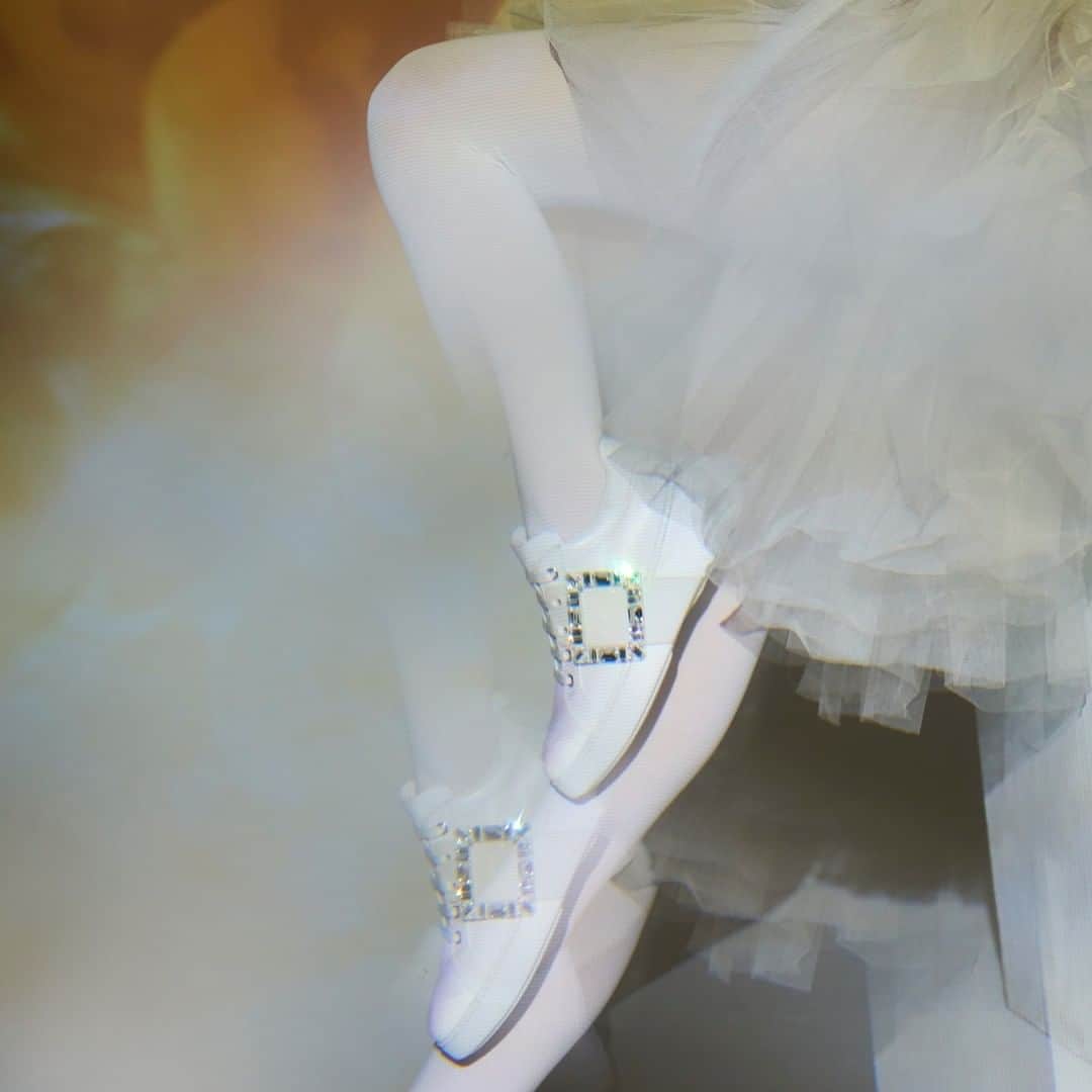 ロジェ・ヴィヴィエさんのインスタグラム写真 - (ロジェ・ヴィヴィエInstagram)「@GherardoFelloni creates the new Viv’ Skate sneakers with a crystal buckle, composed of 32 different crystals, all assembled by hand.   #RogerVivier #RVSS21 #GherardoFelloni   Discover the collection through link in bio or visit your nearest Roger Vivier boutique.」11月15日 20時00分 - rogervivier