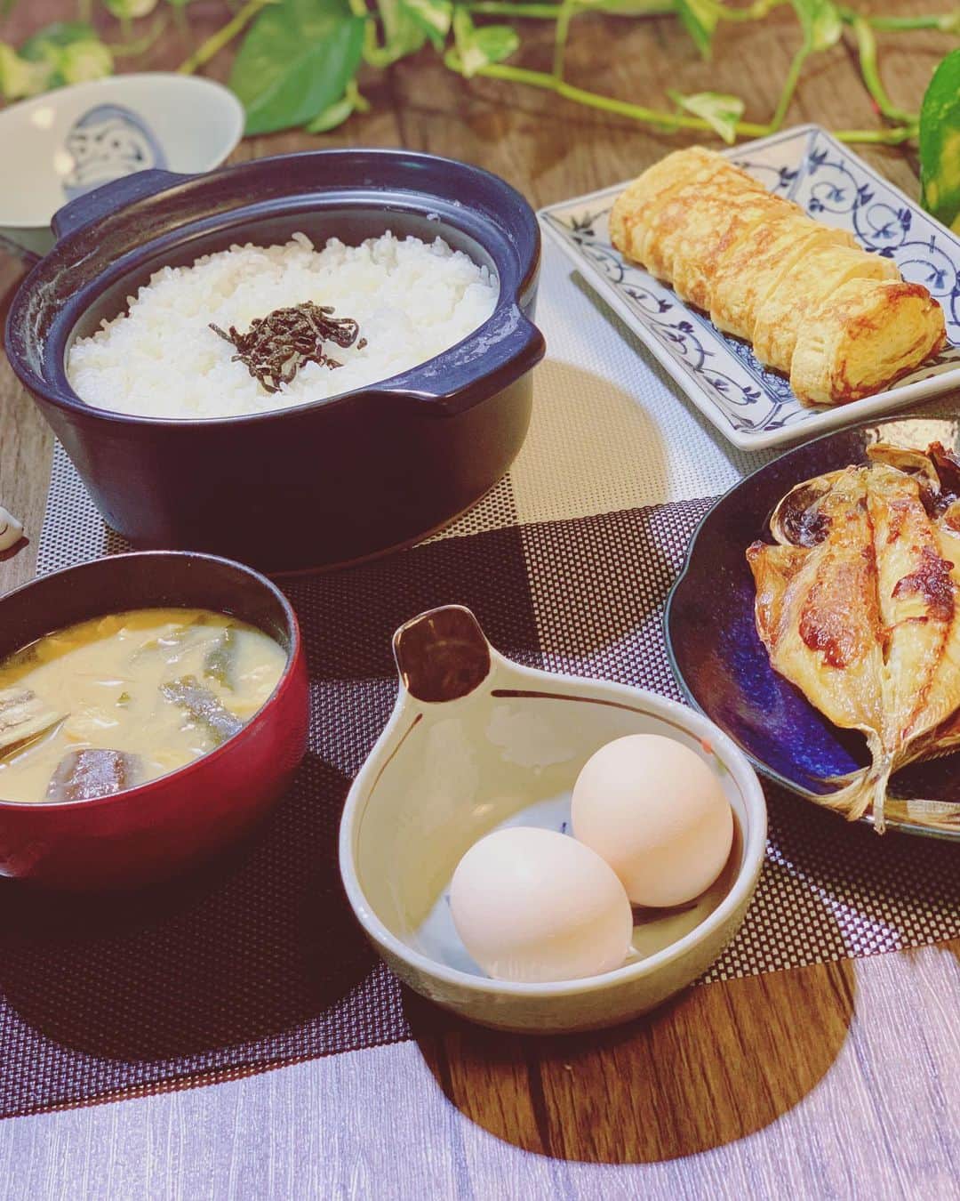 元木行哉のインスタグラム：「シンプルこそ最高の贅沢。﻿ ﻿ 萩市の新米を土鍋でコトコト。﻿ 山口市、徳地とりたまの里のたまごでだし巻き卵。﻿ 長門市仙崎のあじに、むぎ味噌でお味噌汁。﻿ ﻿ うま〜い！﻿ ﻿ #enjoyhome #staysafe #元木行哉 #男飯 #料理 #グルメ #自炊チャレンジ #移住 #徳地 #萩 #センザキッチン #長門市 #麦味噌 #贅沢 #地産地消」