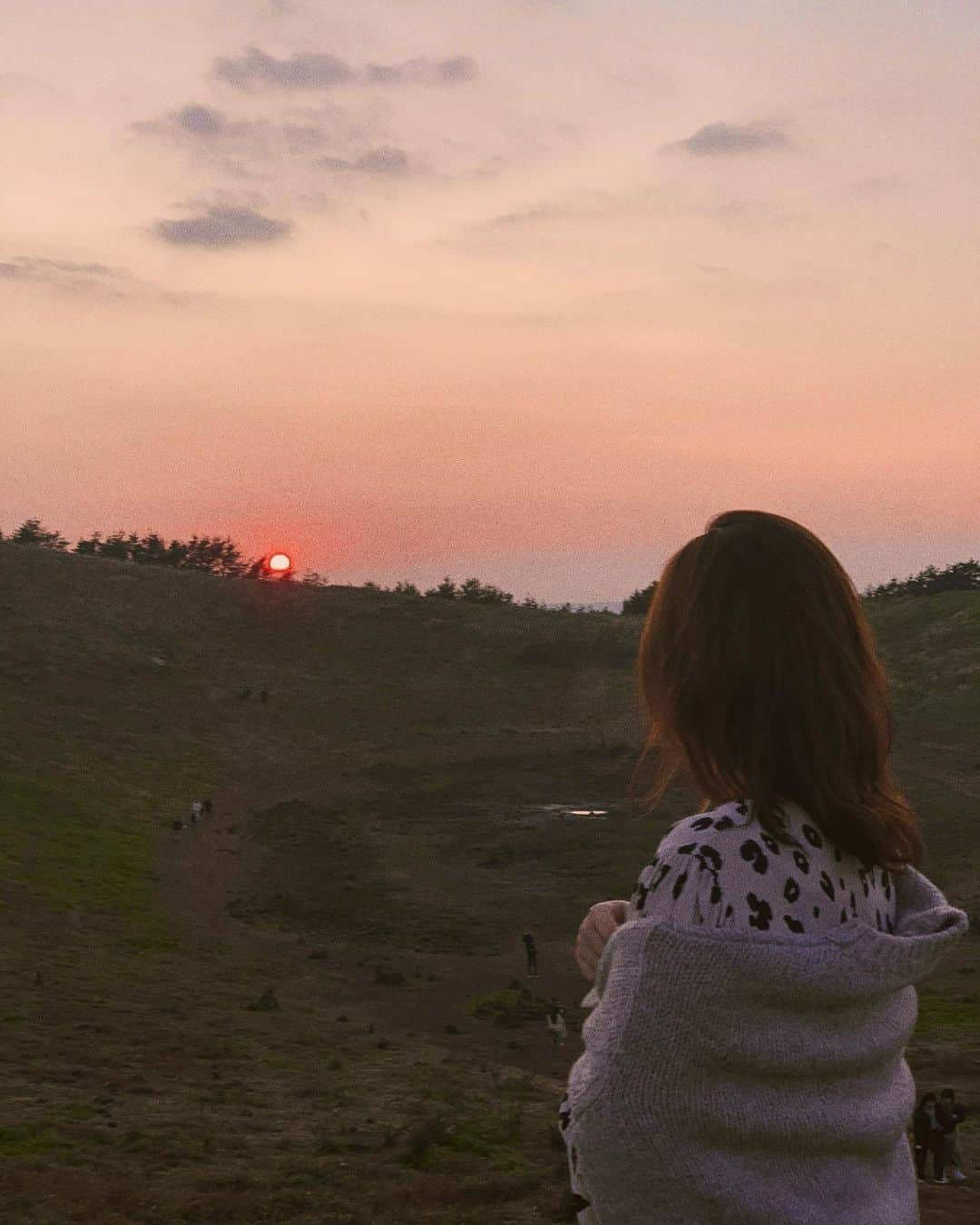 チョン・ユネ のインスタグラム：「#금오름 #제주도 #sunset」