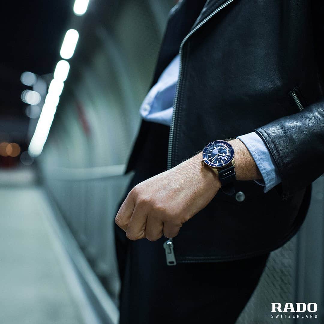 ラドーのインスタグラム：「The city never sleeps. Make the most of what it has to offer with your Captain Cook Bronze and explore new avenues until you find your way. #RadoCaptainCook #Feelit」