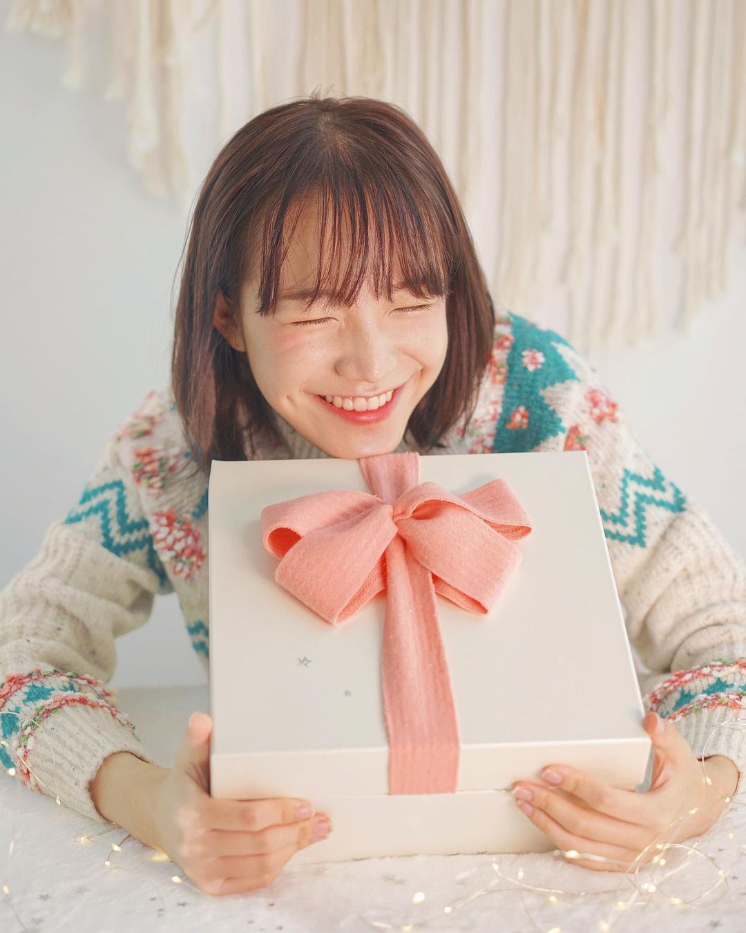 innisfree official (이니스프리) さんのインスタグラム写真 - (innisfree official (이니스프리) Instagram)「똑똑- 🎁이 도착했어요! 다가오는 연말, 사랑하는 사람들에게 어떤 선물로 마음을 전하면 좋을까요?  소중한 @친구들을 태그해 살짝 물어보세요😉  Knock-knock! A 🎁 has arrived! Year-end holidays are coming! What gifts do you want to give to your beloved ones?  @Tag and ask your friends to give you a tiny hint😉」11月15日 20時02分 - innisfreeofficial