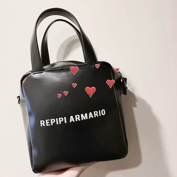 若林真帆のインスタグラム：「・﻿ マホコラボバッグ👜🖤﻿ 昨日の私服とも合わせてるよ〜﻿ ﻿ 本当に使いやすいの😶﻿ シンプルなバックだから﻿ カジュアルさんやガーリーさん色々なテイストで使える💯﻿ ・﻿ #レピピアルマリオ @repipi_armario #マホレピ #マホコラボ #若林真帆﻿ ﻿」