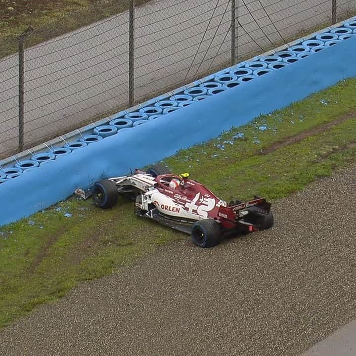 F1さんのインスタグラム写真 - (F1Instagram)「Disaster for Antonio! 😫  He has crashed on his way to the grid - that front wing has taken a knock  #F1 #Formula1 #Motorsports #TurkishGP」11月15日 18時38分 - f1