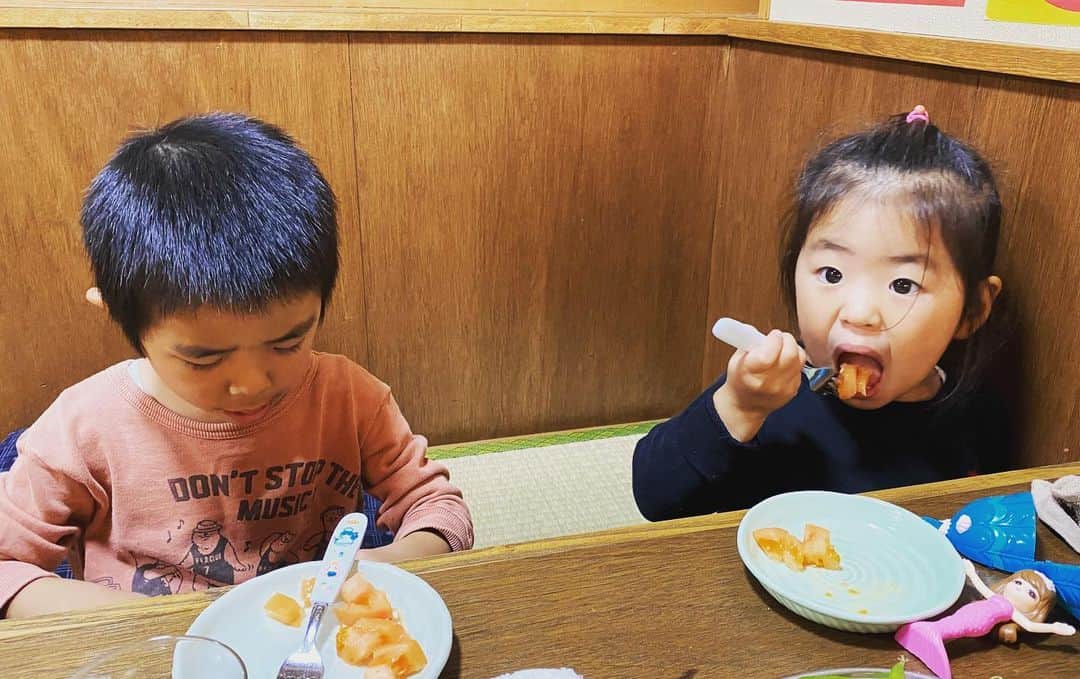 藤井ペイジのインスタグラム：「晩ごはんは楽しようとして外食。でも全然言うこと聞かない。逆に疲れるパターン！ #ワンオペ育児中」
