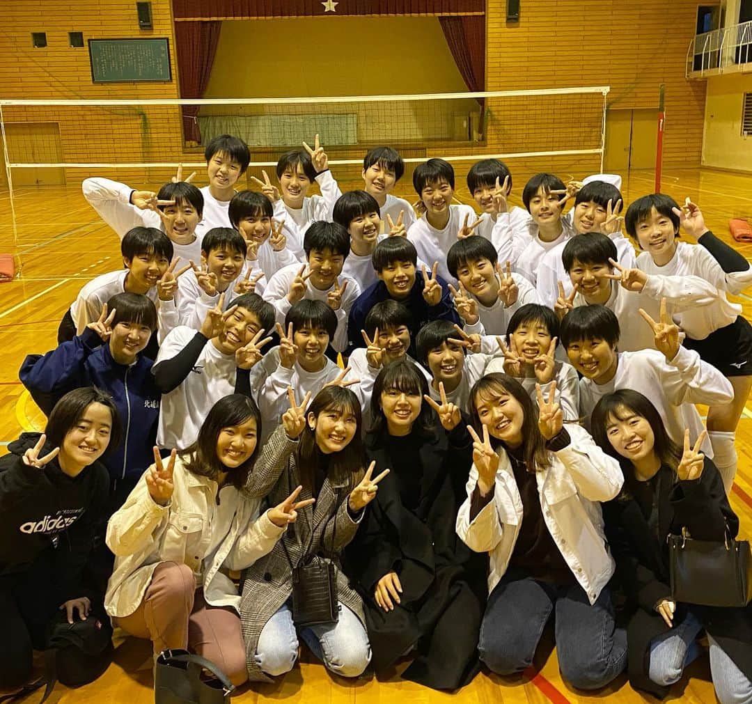 のインスタグラム：「. かわいい後輩達🥰 . 試合の翌日も練習よく頑張りました😆 . #北嵯峨高校  #北嵯峨  #北嵯峨女バレ #素敵な笑顔」