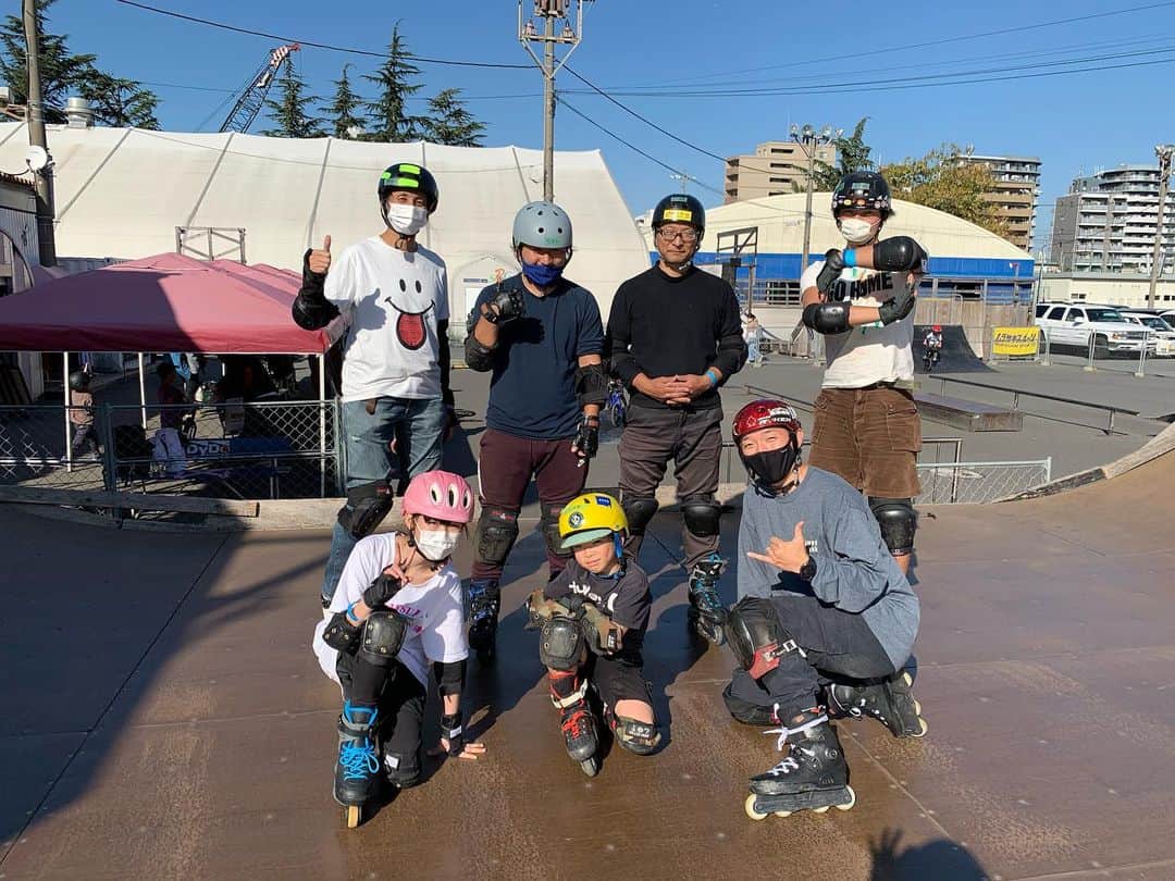 安床武士のインスタグラム：「Lessons at @murasakiparktokyo !!  この2日間ムラサキパーク東京さんにて、平面、ハーフパイプ初級、マンツーマンレッスンを開催しました！ どのレッスンも体を動かす事、インラインスケートの楽しさを楽しんで頂けて嬉しかったです✨ 12月も開催しますのでまた日程は追ってお知らせします。  来週22日はハーフパイプ中級とマンツーマンレッスンがあります！(どちらも満員🙏)  インラインスケートの楽しさの普及、そして自分の滑りを磨く事、この2つはどちらも自分にとって大切な部分。 継続していきますので応援(＝参加？笑)お願いします！  ご参加していただいた皆様、ムラサキパーク東京様、平面レッスンお手伝いしてくれたカレンちゃん、ありがとうございました🙏  #takeshiyasutoko #lesson #inlineskate #rollerblading #インラインスケート #レッスン #安床武士 #ムラサキパーク東京」