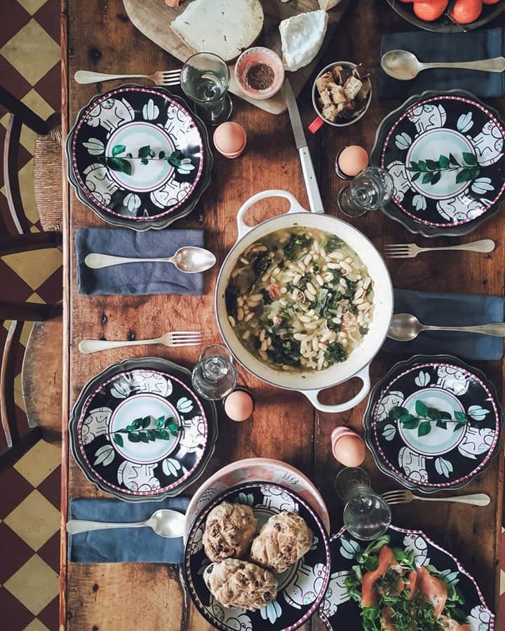 のインスタグラム：「Lunch time is never boring with our Ceramica Assunta and @missmaggieskitchen 😻⁠ -⁠ Photo by @christophe_roue⁠ -⁠ #PaulandJoe #Ceramica #Positano #Lunch #Dinner #Recipe #Sunday #Family」