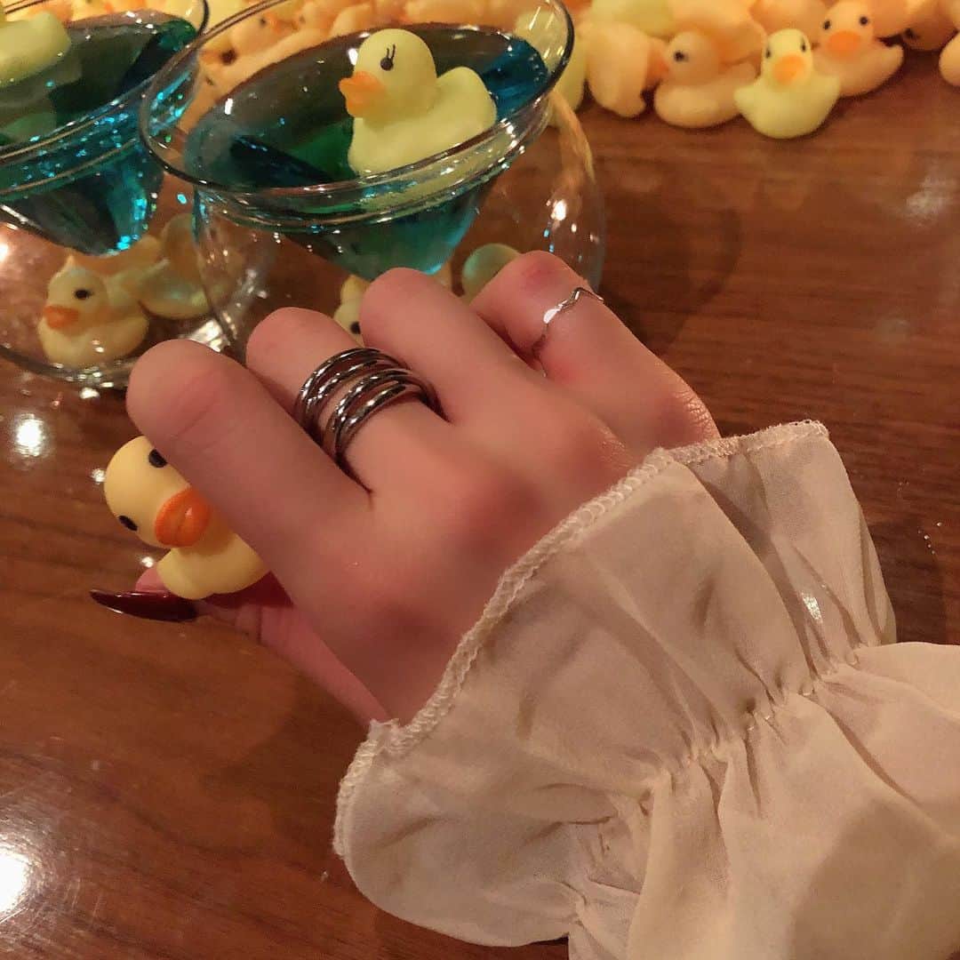 まゆぴちゅーさんのインスタグラム写真 - (まゆぴちゅーInstagram)「💍🤍💍🤍💍🤍💍🤍💍🤍﻿ ﻿ お気に入りのアクセサリーの﻿ ご紹介🙈💓﻿ ﻿ 結婚指輪をつけてからは、﻿ 手につけるリングはゴールド系じゃなくて﻿ シルバーアクセをつけてるんだけど、﻿ ﻿ 最近見つけた @fing_official  ってところのリングがかわいいの💓﻿ ﻿ 最近買ったのは2枚目の二つで！﻿ ﻿ 既存で持ってるのと結婚指輪と﻿ 合わせてつけると4枚目からの感じ🤍﻿ ﻿ 太めの線の大きいリングは﻿ 人差し指か中指につけてアクセントになって✨﻿ ﻿ 細い小さいうねうねリングは﻿ 小指にピンキーリングとしてつけて可愛い♡﻿ ﻿ ﻿ 他にも流行りのデザインや﻿ 可愛いデザインのたくさんのリングが﻿ あるからぜひ見てみてーーー🙈💓💍！﻿ ﻿ ➡️ @fing_official  ﻿ ﻿ ﻿ P.S.﻿ ﻿ ちなみに、ここのwebショップなら﻿ 　　『pichu10』﻿ ってコードを入れると10%OFFなるよ💓✨﻿ ﻿ ⚠️12/6までの期間なので﻿ 　欲しい方なお早めに♡！！﻿ ﻿ ﻿ ﻿ ﻿ #リング #指輪 #指輪重ね付け #おしゃれ #fing #ピンキーリング #シルバーアクセサリー  #シルバーリング #結婚指輪 #指輪探し  #秋冬コーデ #冬コーデ #スカートコーデ  #アクセサリー #アクセサリー女子 #ビジョビ #ring #rings💍 #fashiongram #accessory」11月15日 18時47分 - mayu_03pichu