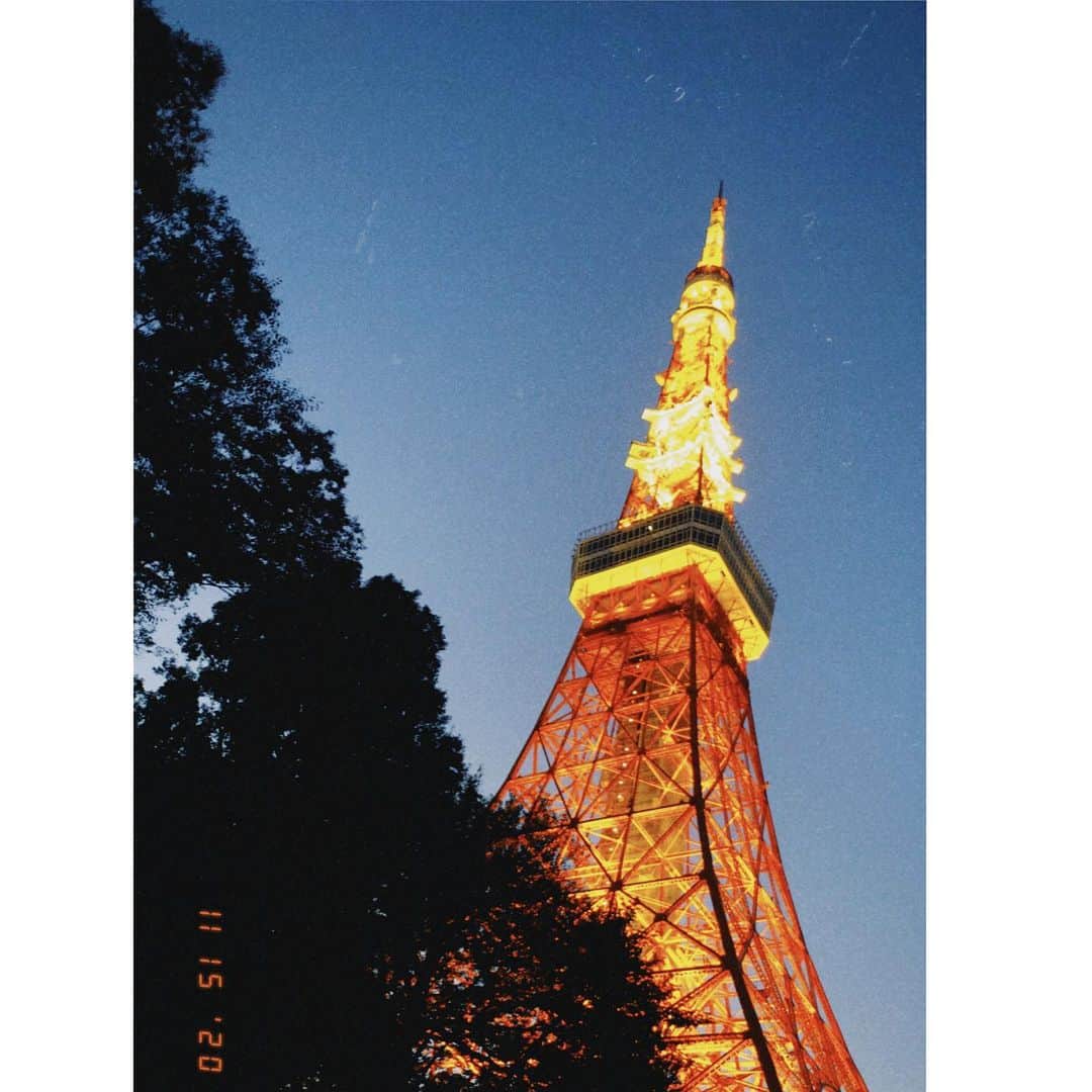 上坂樹里のインスタグラム：「こんなに近くで見たの初めて☺︎ とっても綺麗でした🗼  #東京タワー#film#明日からテスト#頑張ります」