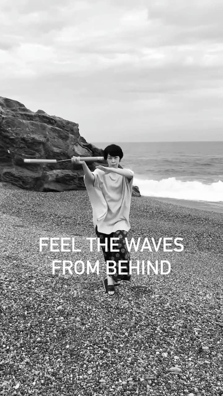 グリフォン國松のインスタグラム：「Wait for the waves 🌊  Feel it from behind  #nolook #ninja #nunchakus #japanesegirl #kouchi #waves #nolookingback」