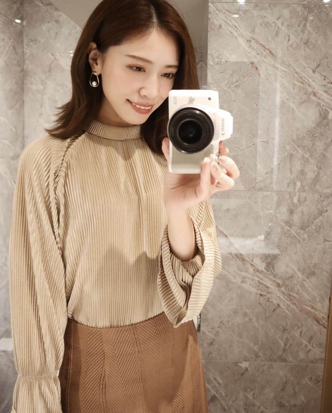 石黒美帆さんのインスタグラム写真 - (石黒美帆Instagram)「*﻿ 🧸🎈﻿ ﻿ ﻿ jacket#EmmaTaylor﻿ tops#miscela﻿ skirt#munich﻿ beg#loewe﻿ boots#zara﻿ ﻿ ﻿ トップスは首元も手元も可愛い♡﻿ ﻿ ﻿ ﻿ #fashion#fashionstyle#fashiongram#instafashion#outfit#ootd#dailylook#stylebar#패션#오오티디#ファッション#コーデ#エマテイラー#スタイルバー#ザラジョ#ザラジョコーデ#ロエベ#ジャケットコーデ#日本橋#k5#建築探訪﻿」11月15日 18時55分 - miho_ishiguro