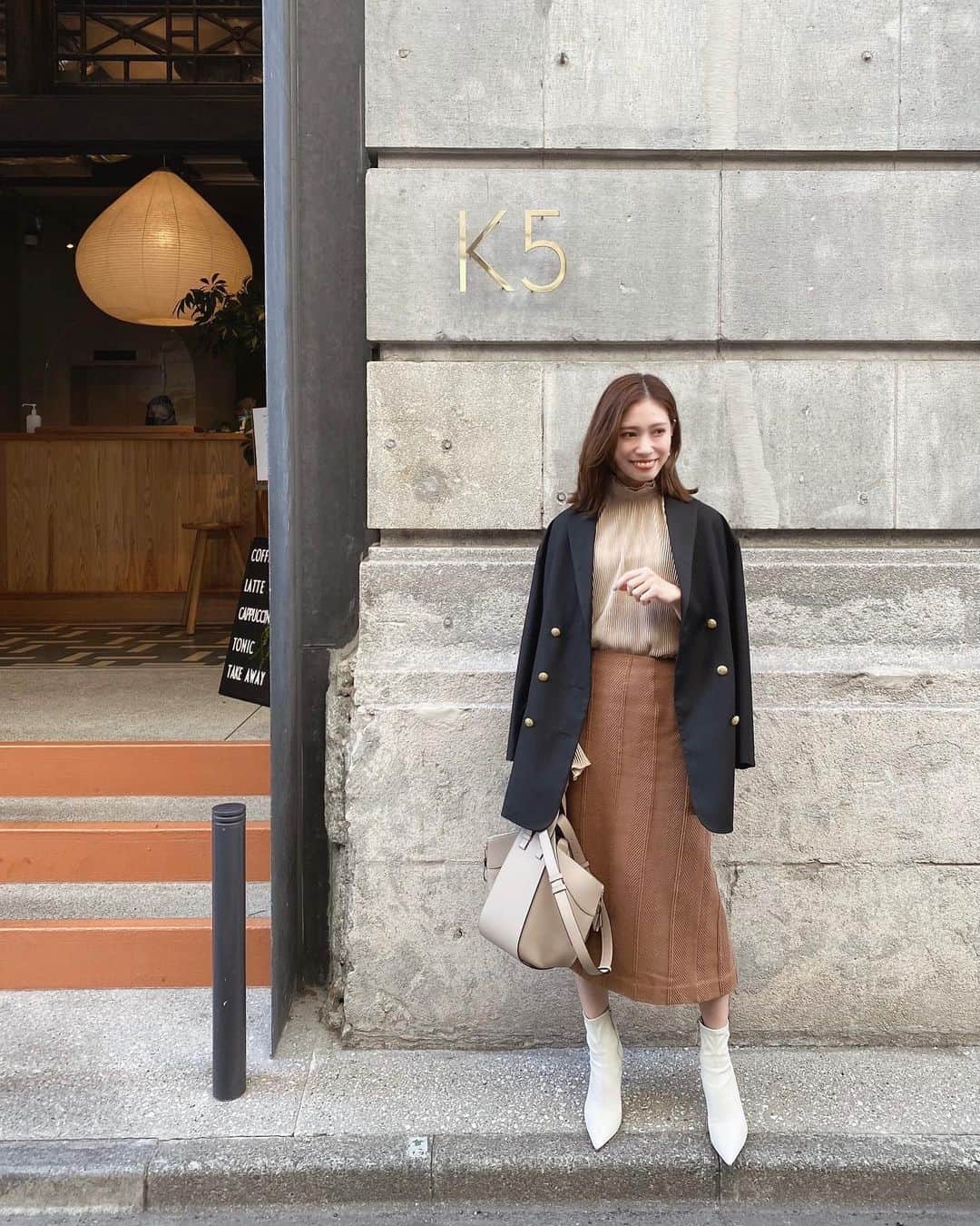 石黒美帆さんのインスタグラム写真 - (石黒美帆Instagram)「*﻿ 🧸🎈﻿ ﻿ ﻿ jacket#EmmaTaylor﻿ tops#miscela﻿ skirt#munich﻿ beg#loewe﻿ boots#zara﻿ ﻿ ﻿ トップスは首元も手元も可愛い♡﻿ ﻿ ﻿ ﻿ #fashion#fashionstyle#fashiongram#instafashion#outfit#ootd#dailylook#stylebar#패션#오오티디#ファッション#コーデ#エマテイラー#スタイルバー#ザラジョ#ザラジョコーデ#ロエベ#ジャケットコーデ#日本橋#k5#建築探訪﻿」11月15日 18時55分 - miho_ishiguro