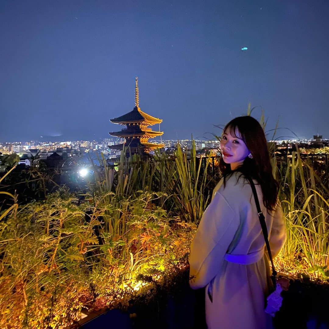 karen okajimaさんのインスタグラム写真 - (karen okajimaInstagram)「ㅤㅤㅤ  今京都で1番人気で行きたかったK36🍸  でも行ったものの1時間以上並ばないと 入れないと言われたので泣く泣く 写真だけ撮って帰った🙊笑  法観寺八坂の塔が見えるし綺麗すぎる。 またチャレンジしたい😢😢  iPhone11proで撮ったら 夜景もめちゃ綺麗に写った🥺 no加工で夜景も綺麗すぎ🥺  #k36 #K36Rooftop #Rooftop #ルーフトップバー #京都ルーフトップバー #今日バー #京都bar #ホテル青龍 #ホテル青龍京都清水 #ホテル青龍京都」11月15日 18時56分 - karenokajima0318