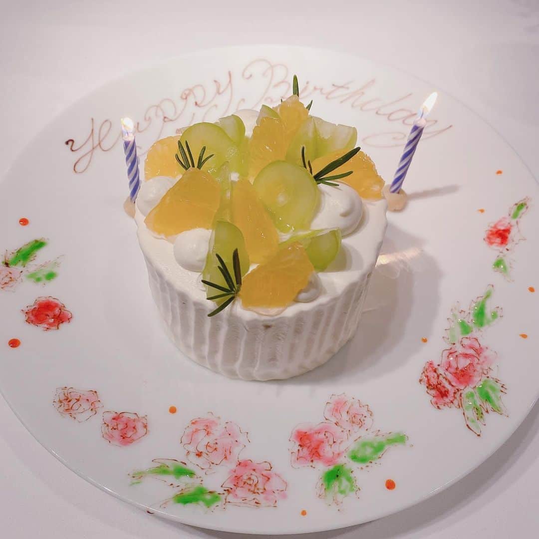 あいりさんのインスタグラム写真 - (あいりInstagram)「先日は私の誕生日にたくさんのお祝いメッセージをありがとうございました🙇‍♀️✨ 皆様の優しいお言葉がすっごく嬉しかったです😭  昨日の夜、ディナーに行ってきました🍽💓 とっても美味しい料理をいただき、幸せな時間を過ごすことができました🙌  そして今日はお仕事をして、さっき帰ってきました〜🚅💨 少しゆっくりします☺️  #お誕生日 #誕生日 #誕生日ディナー #長谷川稔lab」11月15日 18時56分 - airi_happy