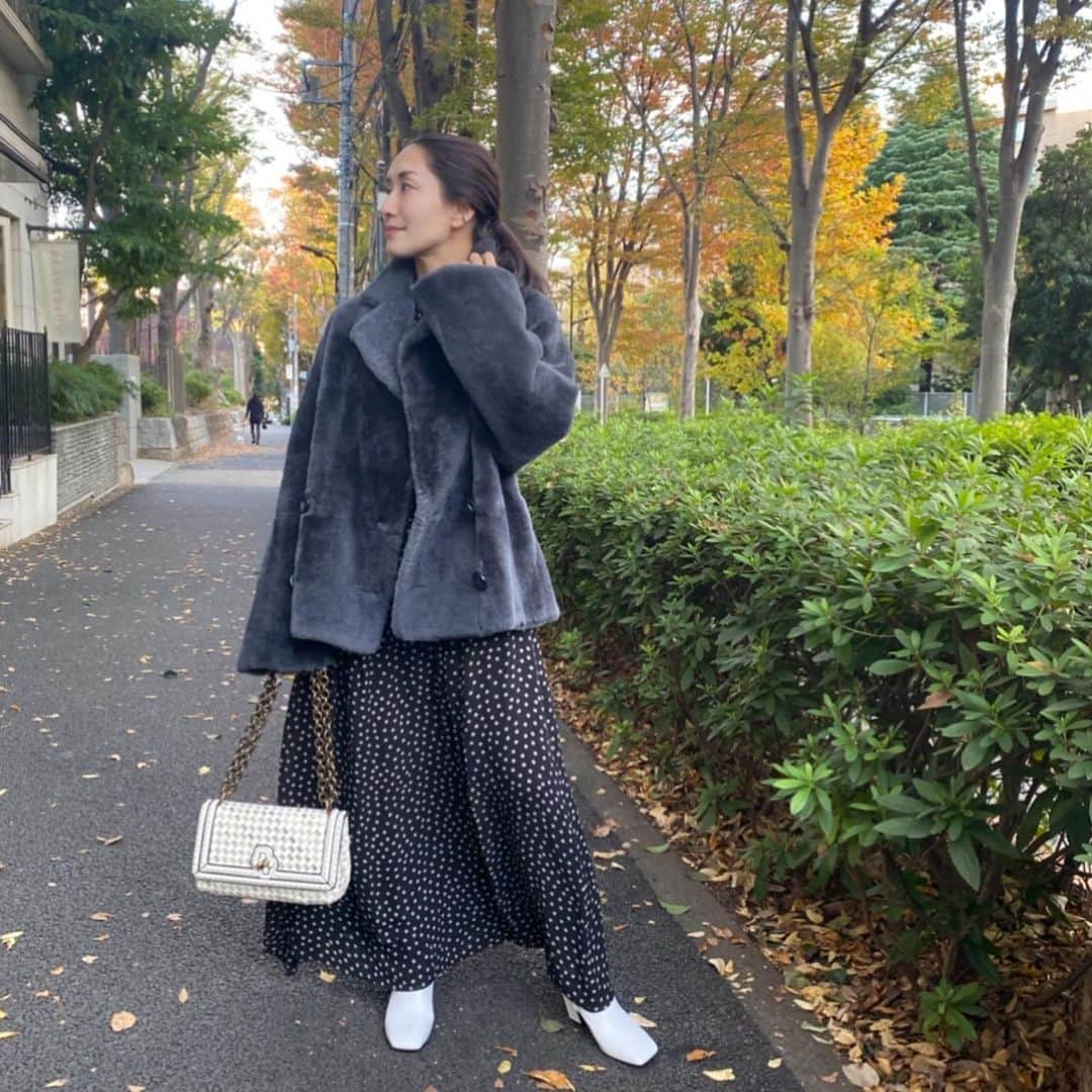 亀恭子のインスタグラム：「いつかの私。  @wacoal_now のアカウントでご紹介している、ワンピース×スリップ 着用の日。  お洋服をきれいに着こなす為の必需品。 ＋静電気防止にも。  #gococi#kamescloset#kkstyle#ワコール#wacoal_sponsored  someday's… #fashion #ootd #kkstyle #tokyo #kamescloset #jacket #thenewhouse #onepiece #ganni #bag #bottegaveneta #shoes #sigersonmorrison #autumn #november」