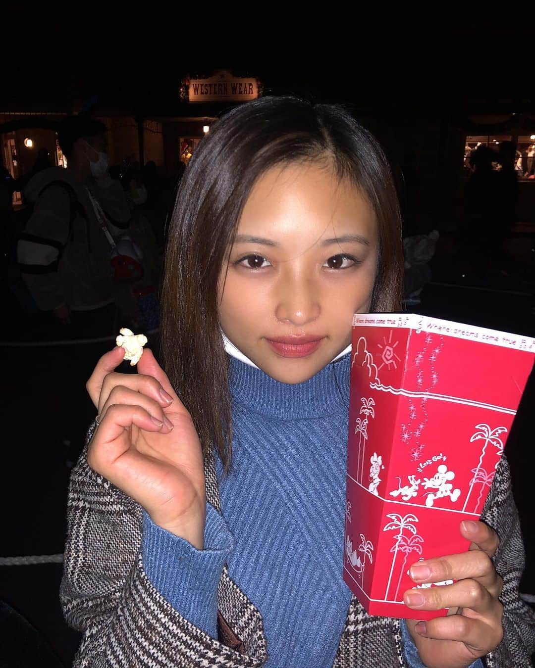 石井美音奈さんのインスタグラム写真 - (石井美音奈Instagram)「ポップコーンを食べる私🍿 いる？！  #ディズニー #ディズニーランド #ディズニーコーデ #オズワルド #オズワルドコーデ #オズワルドカチューシャ」11月15日 18時56分 - mionaishii
