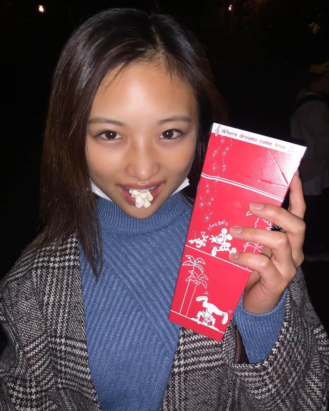 石井美音奈さんのインスタグラム写真 - (石井美音奈Instagram)「ポップコーンを食べる私🍿 いる？！  #ディズニー #ディズニーランド #ディズニーコーデ #オズワルド #オズワルドコーデ #オズワルドカチューシャ」11月15日 18時56分 - mionaishii