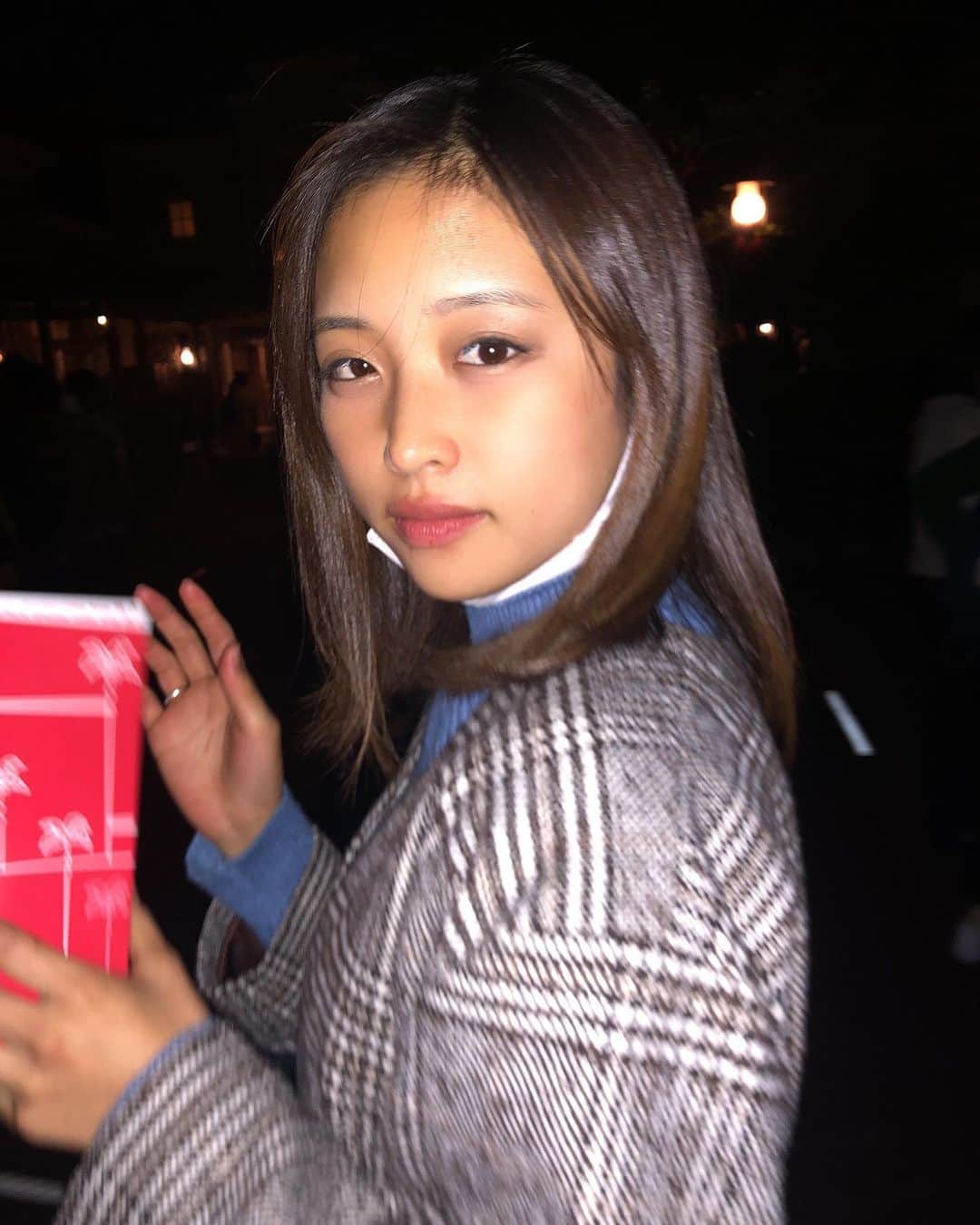 石井美音奈のインスタグラム：「ポップコーンを食べる私🍿 いる？！  #ディズニー #ディズニーランド #ディズニーコーデ #オズワルド #オズワルドコーデ #オズワルドカチューシャ」