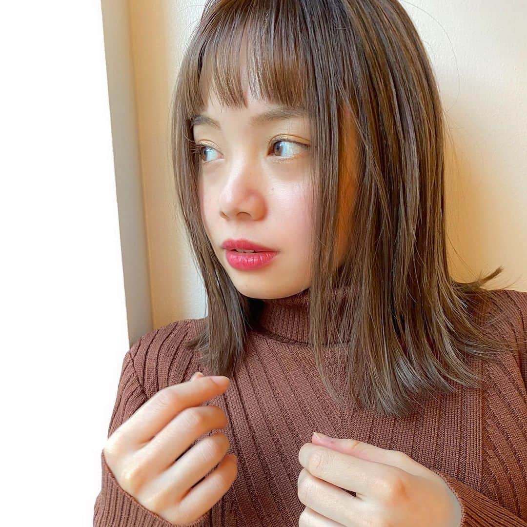 福地夏未のインスタグラム：「🧸 クリーミーなベージュがいい〜 っていうなんとも曖昧なオーダーも めちゃくちゃかわいく理想通りに いつもありがとうございます♡ まりちゃんカラー最高よ♡  あ、あと結局前髪少し切りました。笑 次こそ伸ばす努力！笑 _ #hair #haircolor #hairmake #creamy #beige #オン眉」