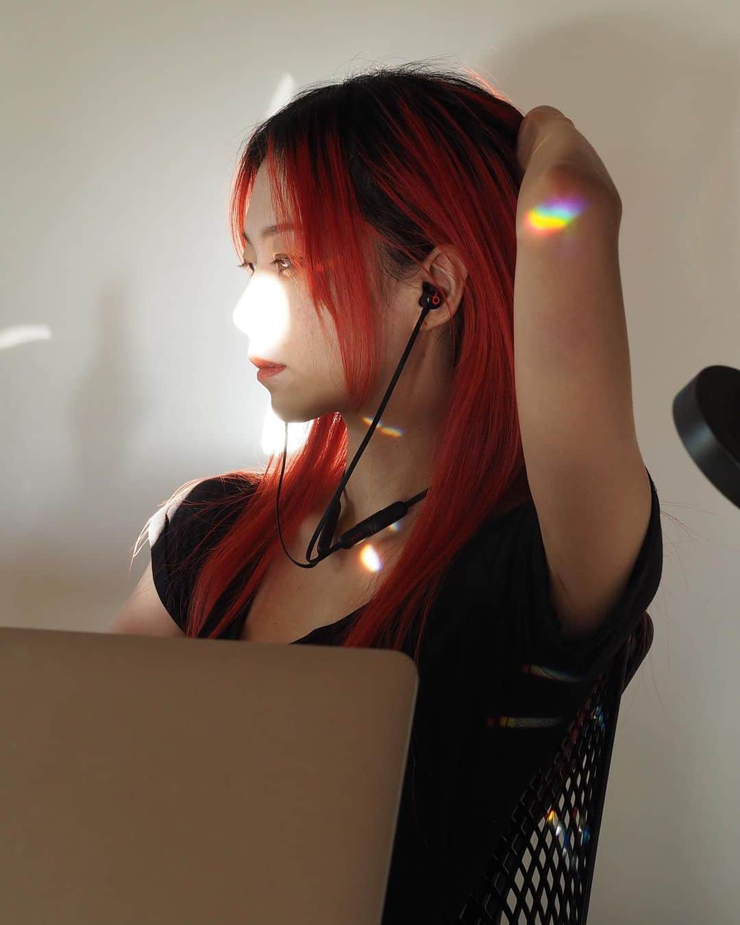 si ouxのインスタグラム：「Thanks @beatsbydre !!﻿ ﻿ 私のガチデスク風景。先週から作業装備にBeats Flexが仲間入り！﻿ ﻿ 文章の読み書きするときは歌詞のない音楽で思考をリズムに乗せてノリノリに、手元の単純作業のときはトーク番組で耳から情報インプット、などなどイヤホンは私にとって集中するための必須ツールです。﻿ ﻿ ツールとか環境が変わると音の印象変わって楽しいよね…！！！﻿ いただいてから嬉しくてずーーーっと付けっぱなし。﻿ ﻿ 昼間に装着しはじめて、深夜にようやく充電ゼロに。長持ち…！﻿ ただし、耳のことを考えて付けすぎには注意だ☝️﻿ ﻿ お値段も手頃なようなので(かなり!)クリスマスプレゼントに困ったときには思い出してほしいよ。﻿ ﻿ このイヤホンつけて出掛けたり散歩したらまた違って聞こえるんだろうな〜たのしみ！  ゆーまありがとう！ @yumatamai  ﻿ #beatsflex #beatsbydre #beats #pr」